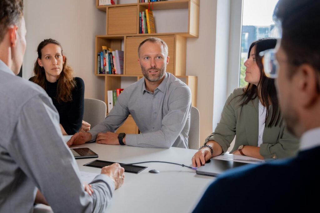 Alexander Rus im Strategie-Meeting mit dem Evergreen-Media-Team